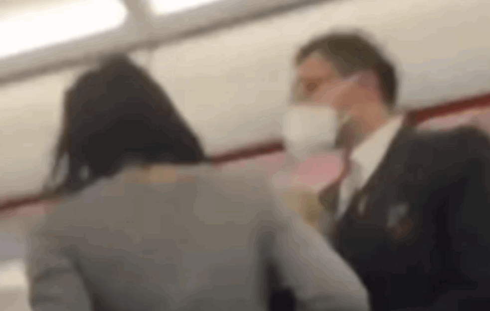 INCIDENT U AVIONU: Putnica namerno kašljala na putnike uz reči 'svi ćete umreti, SAMO JE SMRT <span style='color:red;'><b>SIGURAN POSAO</b></span>' (VIDEO) 